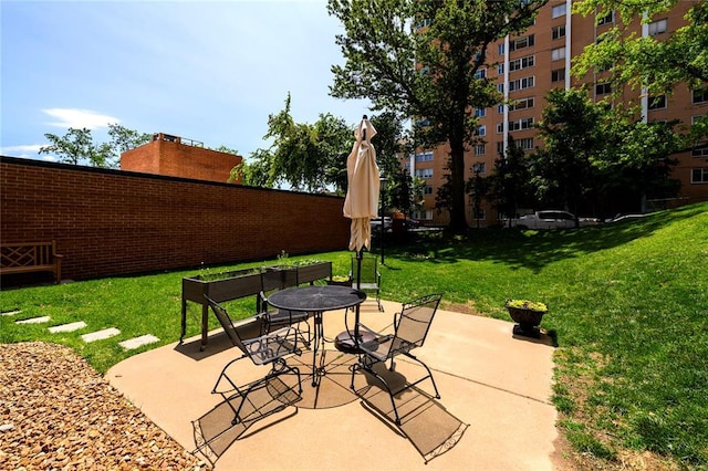 816 S Hanley Rd Unit 8C, Saint Louis, MO 63105 - view of patio with outdoor dining area