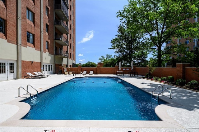 816 S Hanley Rd Unit 8C, Saint Louis, MO 63105 - community pool with a patio