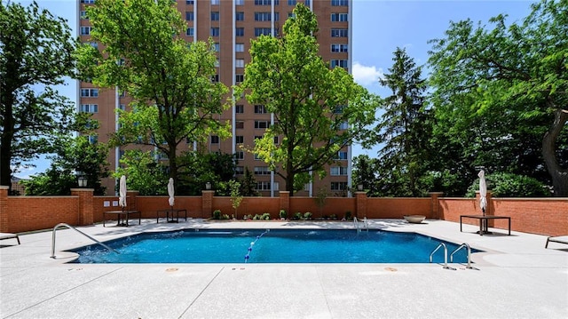 816 S Hanley Rd Unit 8C, Saint Louis, MO 63105 - community pool with a patio