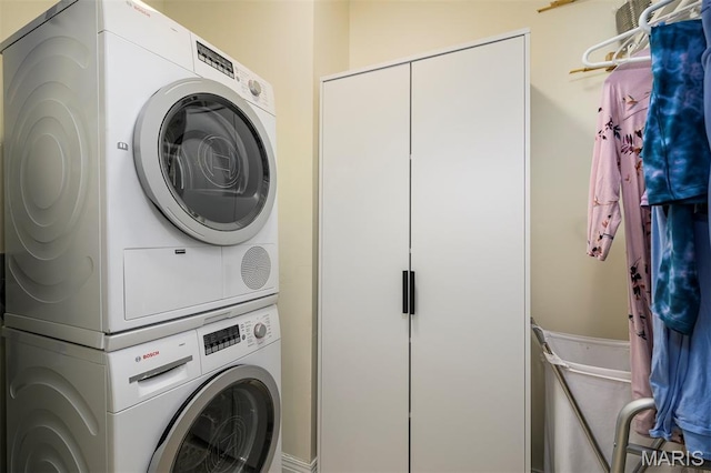 816 S Hanley Rd Unit 8C, Saint Louis, MO 63105 - laundry area featuring stacked washer / dryer