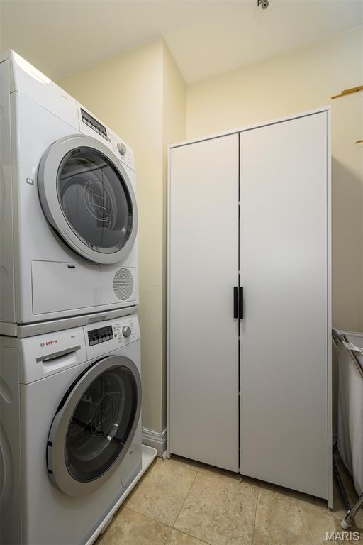 816 S Hanley Rd Unit 8C, Saint Louis, MO 63105 - laundry area with stacked washer and clothes dryer