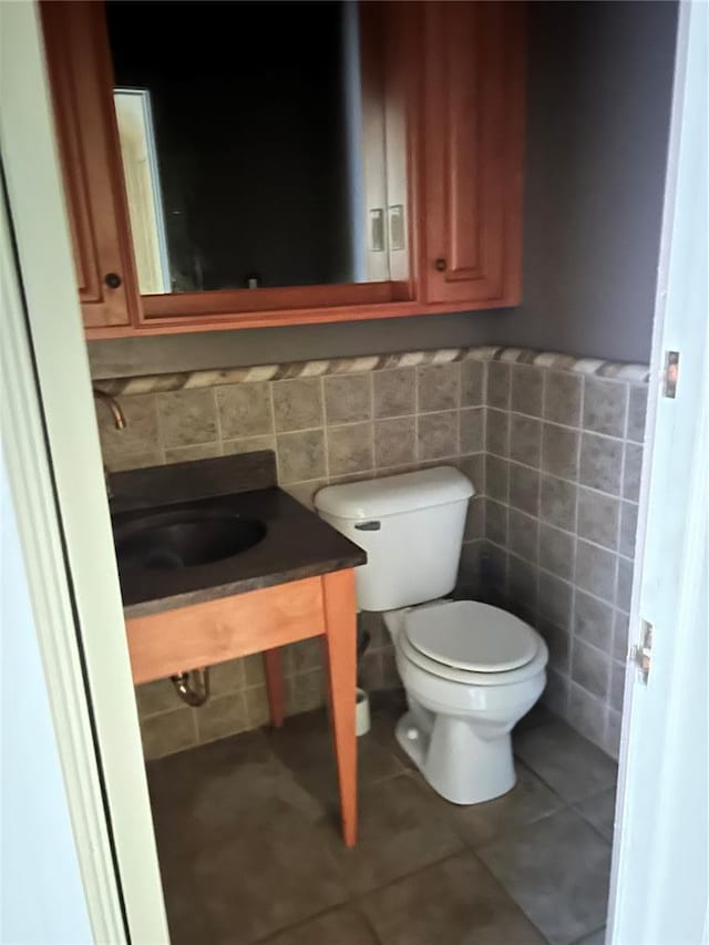 301 N Everett St, Kennett, MO 63857 - bathroom featuring toilet, tile patterned flooring, and tile walls