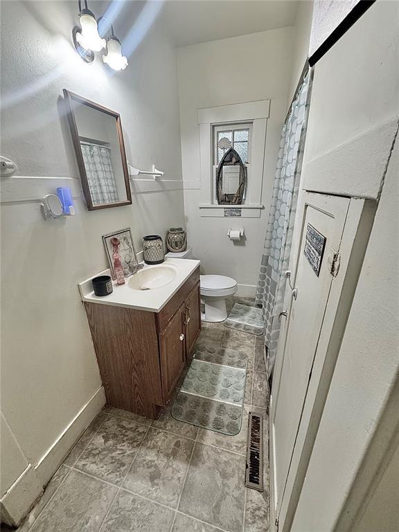 155 W Bonfils St, Troy, MO 63379 - bathroom with vanity, baseboards, toilet, and a shower with curtain