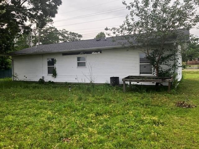 506 W Main St, Matthews, MO 63867 - rear view of property featuring a yard