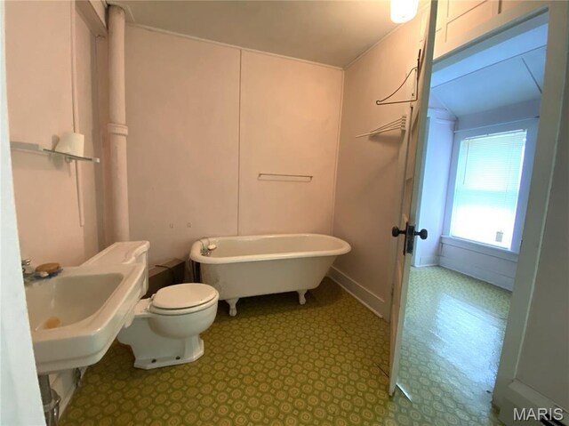 405 W 18th St, Hermann, MO 65041 - full bath featuring a soaking tub, toilet, and a sink
