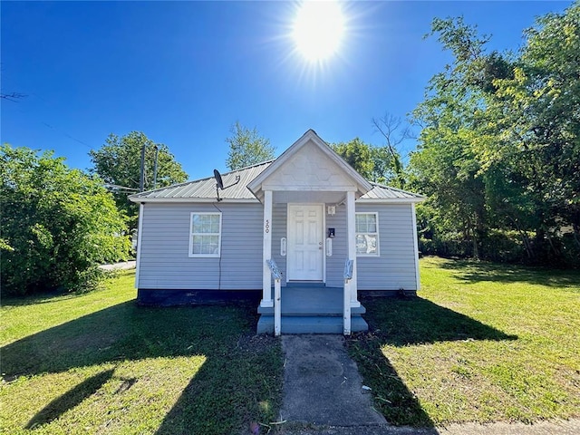 500 S Warfel St, Salem, MO 65560 - bungalow-style home featuring a front yard and metal roof