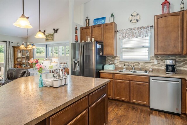 983 Fairway Dr, Union, MO 63084 - kitchen with stainless steel appliances, a sink, high vaulted ceiling, backsplash, and decorative light fixtures