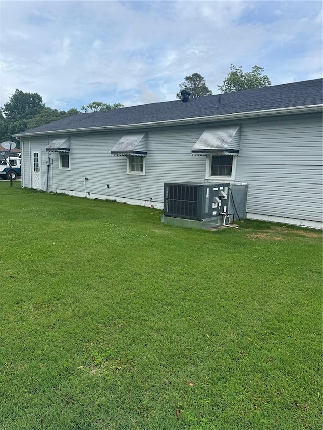 301 S Elm St, Malden, MO 63863 - back of property featuring central AC and a yard