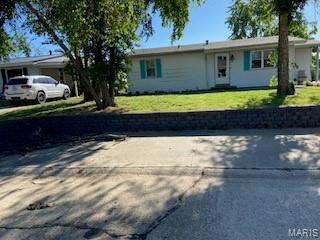 208 Edwards Ave, Sikeston, MO 63801 - single story home with a front lawn