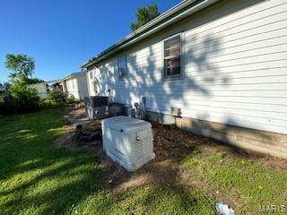 208 Edwards Ave, Sikeston, MO 63801 - view of home's exterior featuring a yard