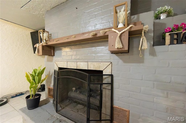 11230 W Little Oaks Rd, Rolla, MO 65401 - detailed view of a textured wall and a fireplace