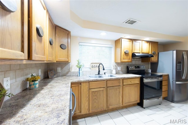 11230 W Little Oaks Rd, Rolla, MO 65401 - kitchen featuring stainless steel appliances, a sink, under cabinet range hood, decorative backsplash, and light countertops