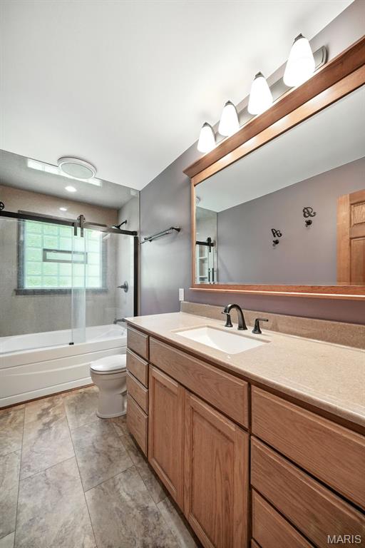 20731 Columbine Dr, Warrenton, MO 63383 - full bath featuring shower / washtub combination and vanity
