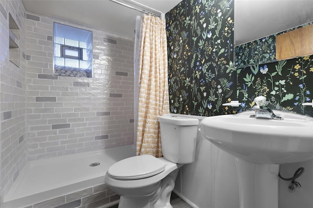4444 Taft Ave, Saint Louis, MO 63116 - bathroom featuring wallpapered walls, toilet, and a tile shower