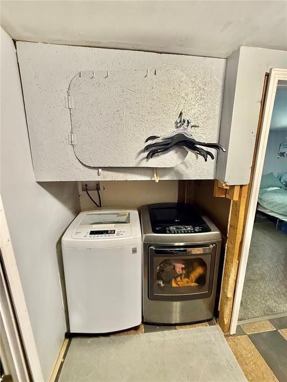 723 Ada St, Bismarck, MO 63624 - laundry area with independent washer and dryer