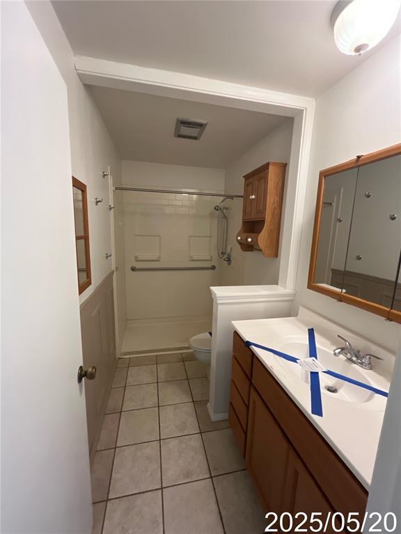 404 Glen Echo Dr, De Soto, MO 63020 - full bathroom featuring vanity, a shower, toilet, and tile patterned flooring