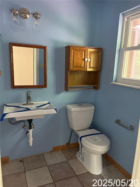 404 Glen Echo Dr, De Soto, MO 63020 - half bath with toilet, tile patterned floors, and baseboards