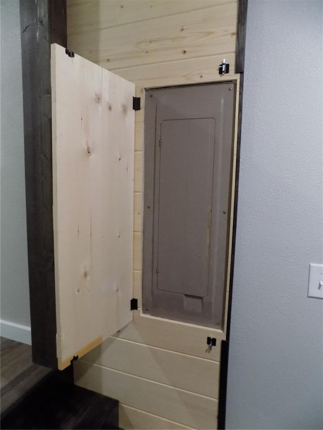 633 E Eldon St, St James, MO 65559 - entryway with electric panel