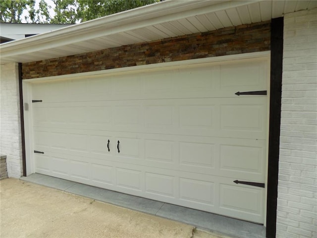 633 E Eldon St, St James, MO 65559 - garage featuring driveway