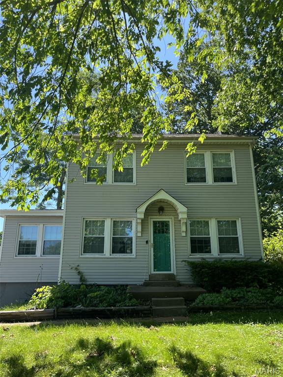 4518 Ringer Rd, Saint Louis, MO 63129 - view of front of house with a front lawn