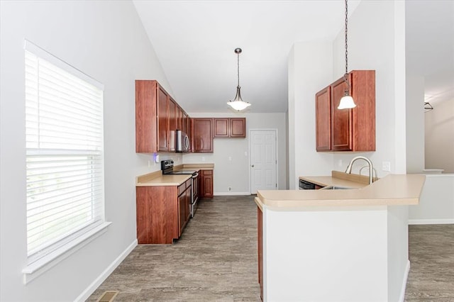 614 Palisades View Dr, Eureka, MO 63025 - kitchen with appliances with stainless steel finishes, a peninsula, light wood finished floors, a sink, and baseboards
