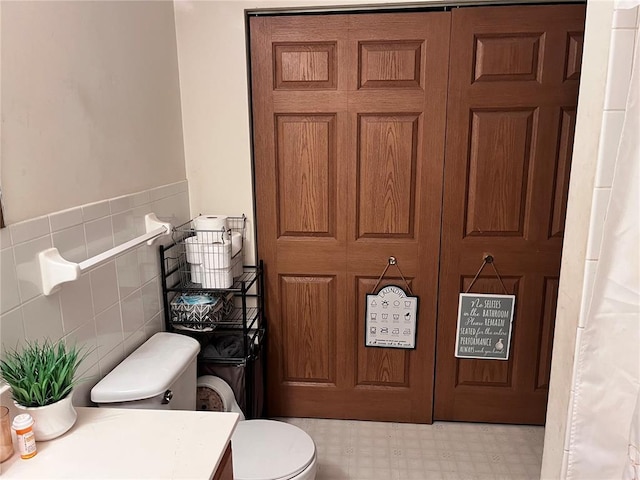 12241 Pipeline Rd, Bourbon, MO 65441 - bathroom featuring toilet, vanity, tile walls, and tile patterned floors