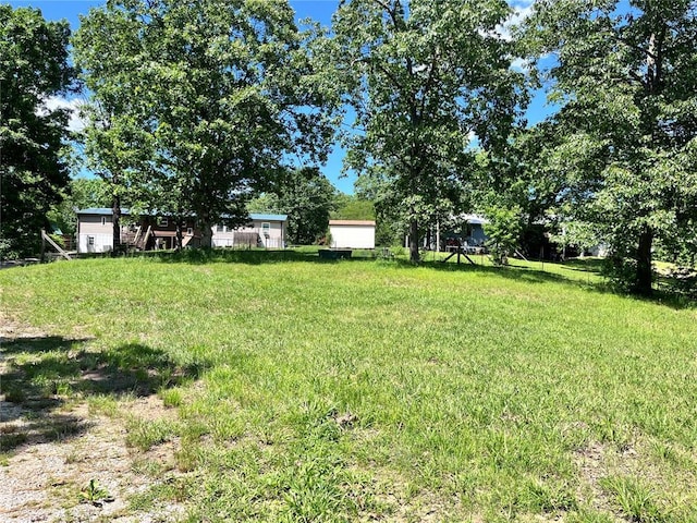 12241 Pipeline Rd, Bourbon, MO 65441 - view of yard