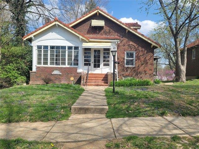 40 Sunset Ct, Pasadena Park, MO 63121