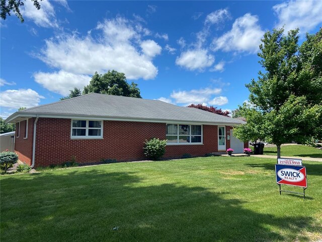 1018 S Spring St, Palmyra, MO 63461 - ranch-style home featuring brick siding and a front yard