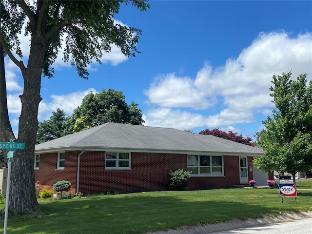 1018 S Spring St, Palmyra, MO 63461 - ranch-style home with brick siding and a front yard