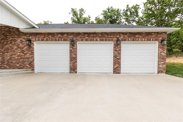 11475 Slate Cir, Rolla, MO 65401 - garage with concrete driveway