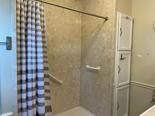 212 E N St, Benton, MO 63736 - bathroom with a shower with shower curtain