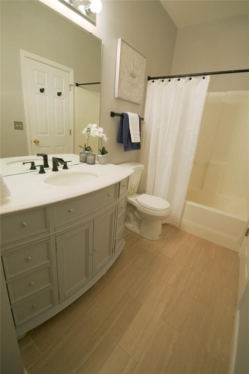 2922 Pennsylvania Ave, Saint Louis, MO 63118 - bathroom featuring wood finished floors, toilet, vanity, and shower / tub combo with curtain