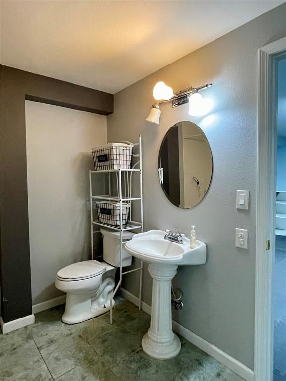 17250 Brewster Ln, Crocker, MO 65452 - bathroom featuring toilet and baseboards