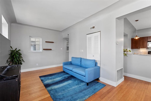 603 Westgate Ave Unit 603E, Saint Louis, MO 63130 - sitting room featuring light wood finished floors and baseboards