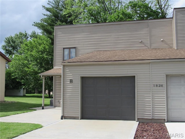 1826 Muny Vista Ct Unit B, Alton, IL 62002 - garage featuring driveway