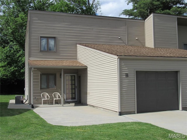 1826 Muny Vista Ct Unit B, Alton, IL 62002 - rear view of house featuring driveway