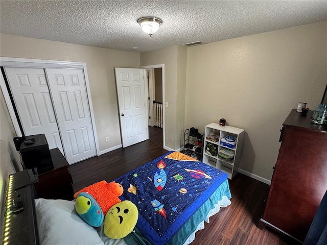 102 Riverview Bend Estates Dr, Crystal City, MO 63019 - bedroom with wood finished floors, a textured ceiling, baseboards, and a closet