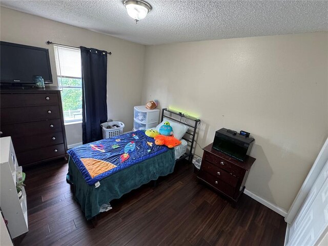 102 Riverview Bend Estates Dr, Crystal City, MO 63019 - bedroom with dark wood-type flooring, a textured ceiling, and baseboards