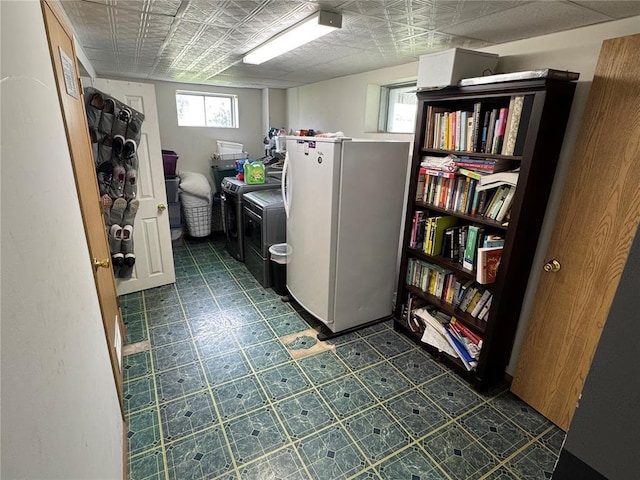 102 Riverview Bend Estates Dr, Crystal City, MO 63019 - laundry area featuring an ornate ceiling, washing machine and clothes dryer, and dark floors