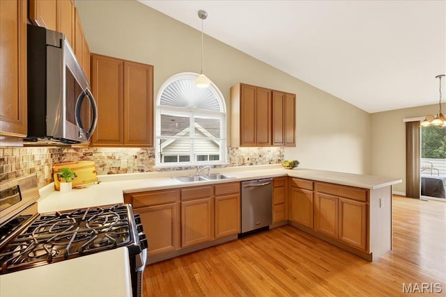 1423 Villas Estates Dr, Saint Louis, MO 63026 - kitchen featuring appliances with stainless steel finishes, vaulted ceiling, light wood finished floors, a peninsula, and backsplash
