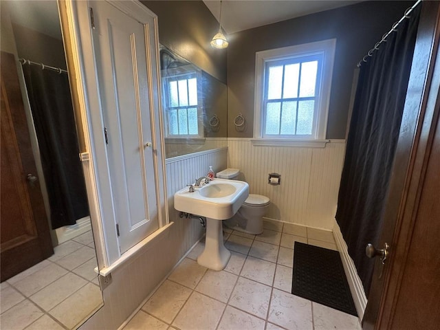 417 S Kingshighway St, Sikeston, MO 63801 - full bathroom with wainscoting, toilet, tile patterned flooring, and a shower with curtain
