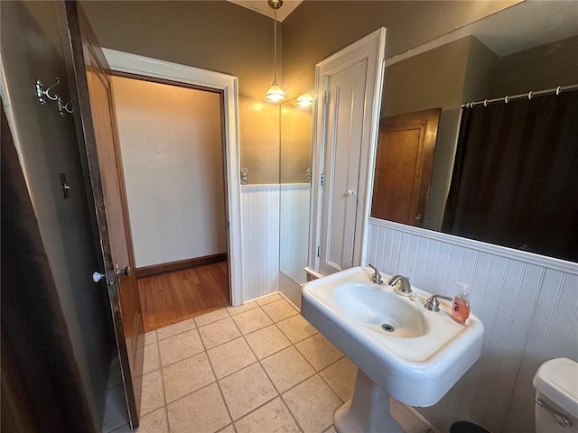 417 S Kingshighway St, Sikeston, MO 63801 - full bathroom featuring a wainscoted wall, toilet, and tile patterned floors