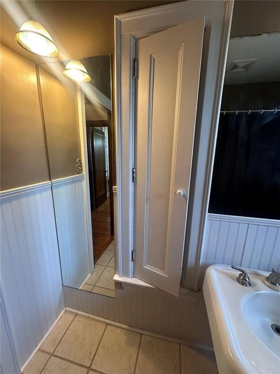 417 S Kingshighway St, Sikeston, MO 63801 - bathroom featuring a wainscoted wall and tile patterned floors