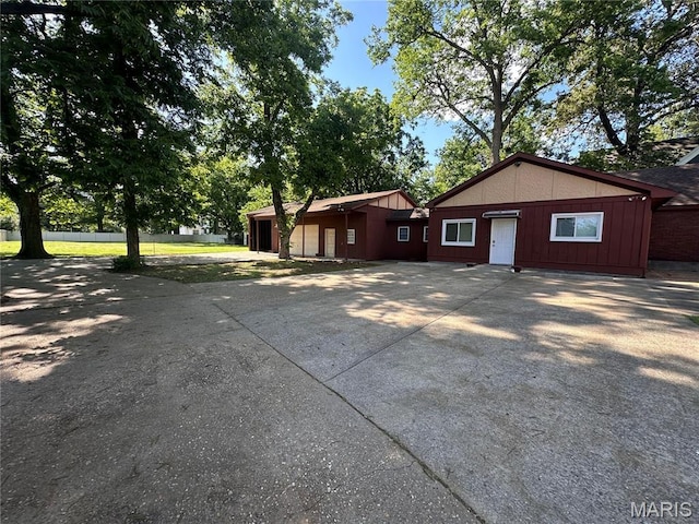 417 S Kingshighway St, Sikeston, MO 63801 - view of front of home featuring concrete driveway