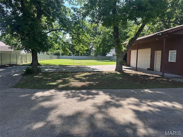 417 S Kingshighway St, Sikeston, MO 63801 - view of yard featuring driveway and an outbuilding