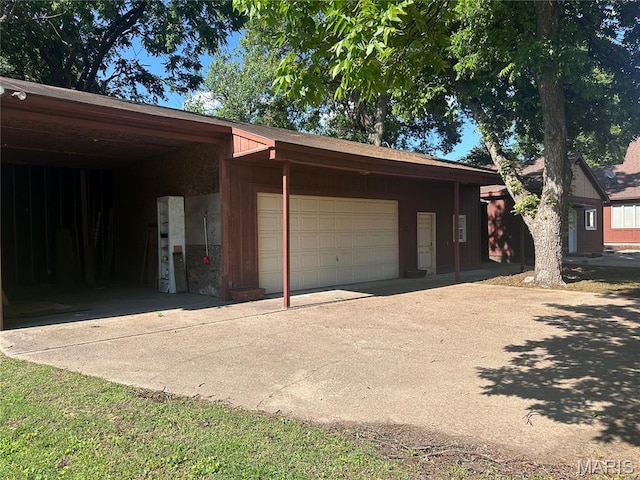 417 S Kingshighway St, Sikeston, MO 63801 - garage with concrete driveway
