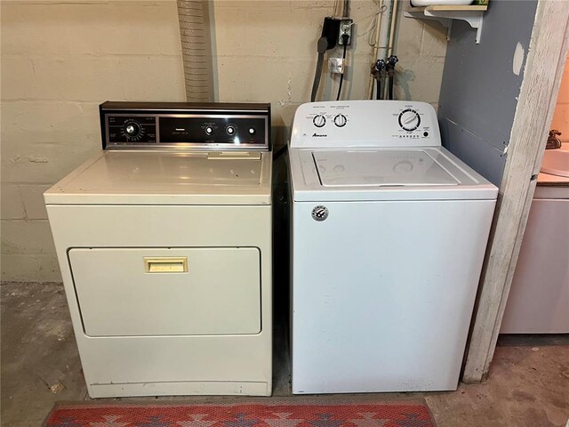 194 Craft Subdivision Rds, Greenville, MO 63944 - washroom featuring washing machine and dryer and concrete block wall