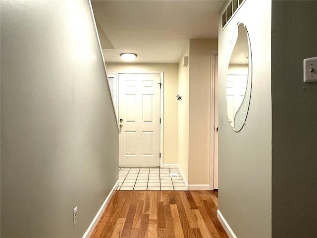 13613 Mason Oaks Ln Unit 3, Saint Louis, MO 63131 - hallway featuring light wood finished floors and baseboards