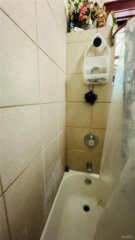 5044 Louisiana Ave, Saint Louis, MO 63111 - full bath featuring shower / bathtub combination with curtain